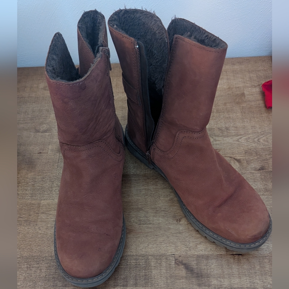 Cougar brand faux fur lined boots waterproof